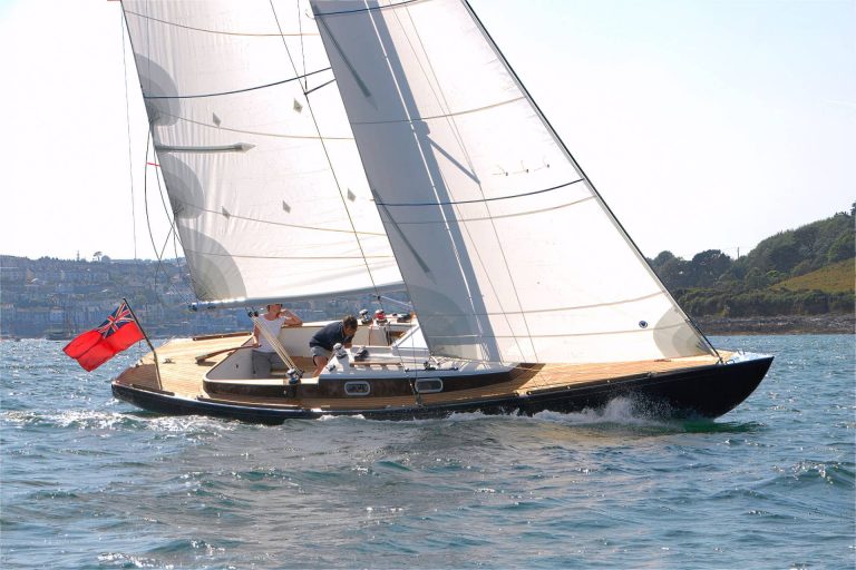 We offer a carbon mast as a performance upgrade for the Rustler 33